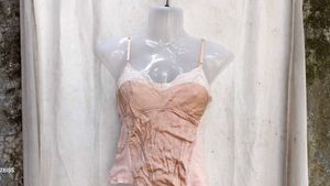 I. Vintage Style Pink Lace Trim Cami Top