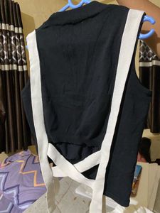 Sleeveless Knit Top with White Stripes