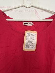 Chic Red Short-Sleeve Top