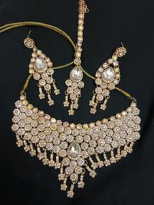 Exquisite Kundan Necklace Set with Earrings