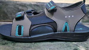 New Men sandal in size 5