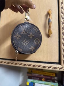 replica LV coin pouch+ labubu keychain