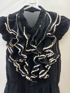Chic Black Ruffled Sleeveless Top