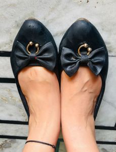 Chic Black Ballet Flats with Bow Detail