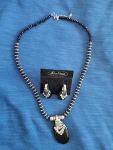 Unused Elegant Black Pendant Necklace Set