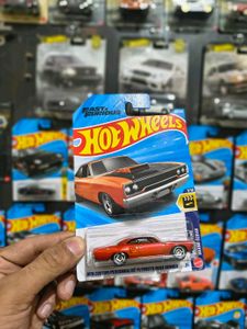 Hot Wheels 1970 Plymouth road runner/ 66 buick