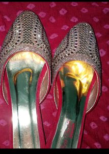 Embellished Juttis for Women✨