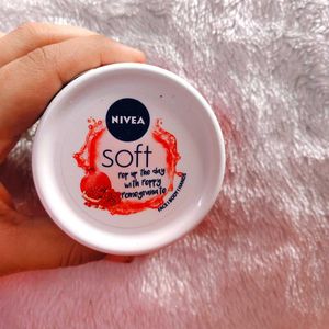 NIVEA Soft Light Moisturizer 100ml | Peppy Pomegra