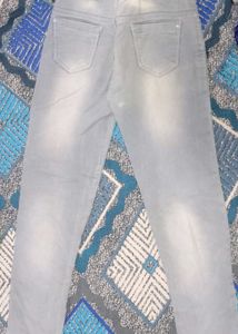 Stylish Light Wash Jeans with Applique