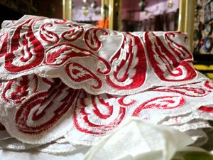 Elegant White Saree with Red Paisley Border Embroi