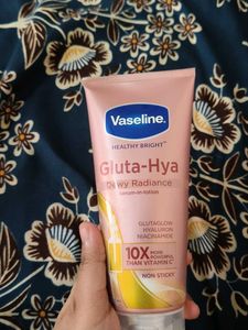 Vaseline Gluta-Hya Dewy Radiance