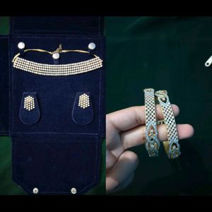 Choker jewellery set with bangles
