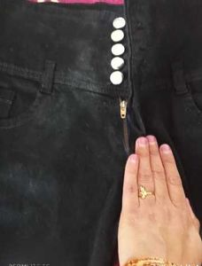 Classic Black High-Waisted Jeans