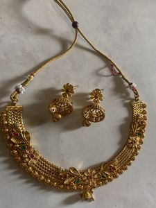 Exquisite Gold-Toned Necklace and Earring Set