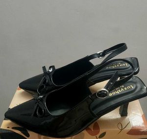 Chic Black Bow Slingback Heels