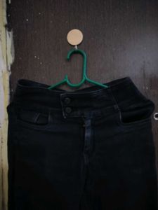 Black High-Waisted Skinny Jeans