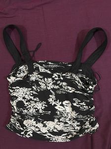 Chic Black &amp; White Print Crop Top