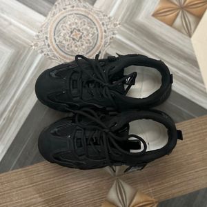 Woman’s Black Chunky Platform Sneakers