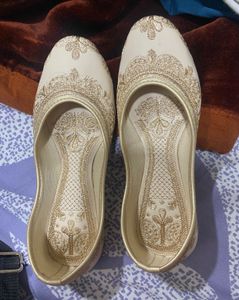 BRAND NEW Elegant Embroidered Jutti