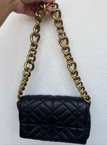 Chic Quilted Black Handbag with Gold Chain
