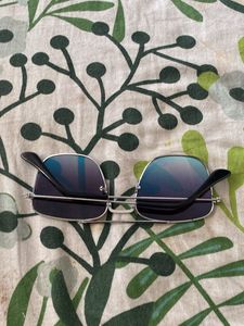 Stylish Aviator Sunglasses with Blue Mirrored Lens