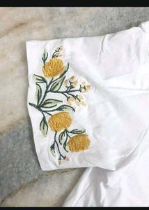 🪡🧵White Floral Embroidered Top