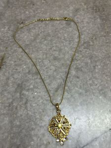Elegant Gold Pendant Necklace