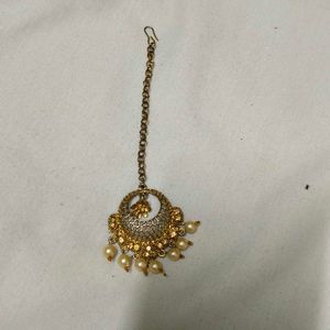 Elegant Gold Maang Tikka