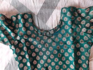 green benarasi kurti,  knee length, 3 quarter sleeves, cotton lining, fit to size s, alterable