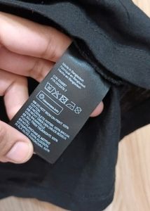 H&amp;M Unisex T Shirt..xs