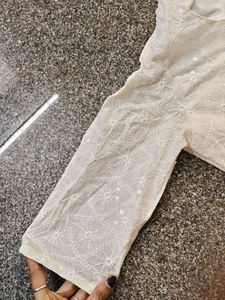 sale 🥳🥳White Embroidered Kurta Set