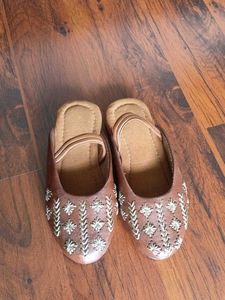 Embroidered Brown Jutti (2-4yrs)
