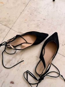 Chic Black Pointed Toe Lace-Up Flats