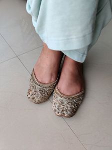 Off white Women Jutti