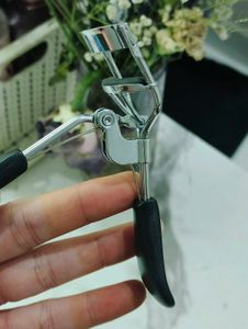 Vega Eyelash Curler