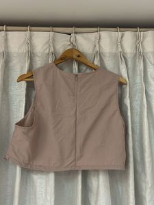 H&amp;M Sleeveless Cropped Top