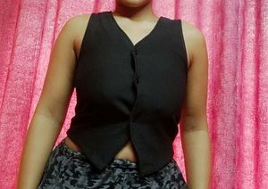 Black Sleeveless Buttoned crop top