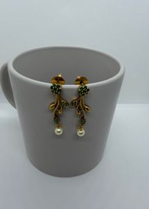 Elegant Leaf Design Necklace with Pearls