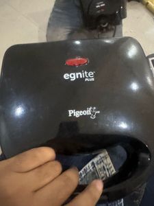 Peigon Model 4 Sanwich Maker Body Damage Working