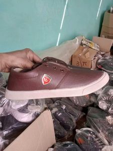 NEW NO USED CASUAL SNEAKERS SHOES FOR MEN.