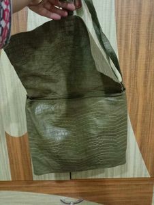 Stylish Green Croc Embossed Messenger Bag