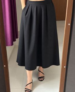 Minimal Black-Casual Skirt with Pockets
