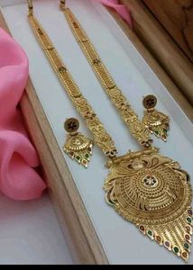 Stunning Gold-Toned Necklace & Earring Set