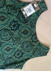 Nishorama Maia Cape Kurti