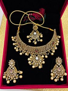 Stunning Kundan Necklace and Earring Set