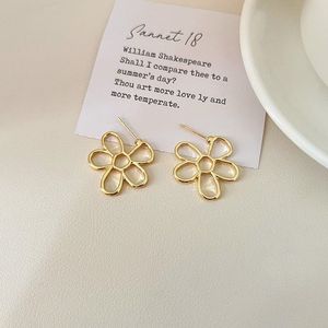 Gold Flower Earrings -  Delic