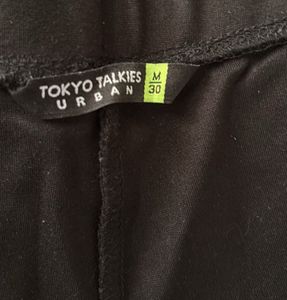 Chic Black Capris