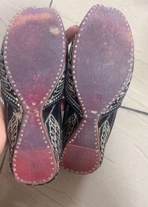 Embroidered Black Juttis/Mojaris