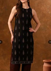 Elegant Sleeveless Kurta with Print