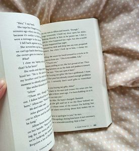 It Ends With Us by Colleen Hoover 🩷